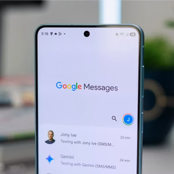 Смартфон Google Messages с запущенным приложением