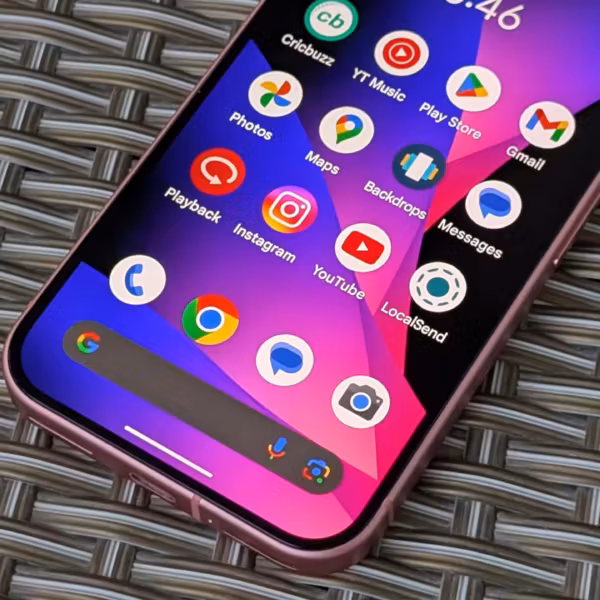Модель телефона Google Pixel 6 с иконками Google Workspace