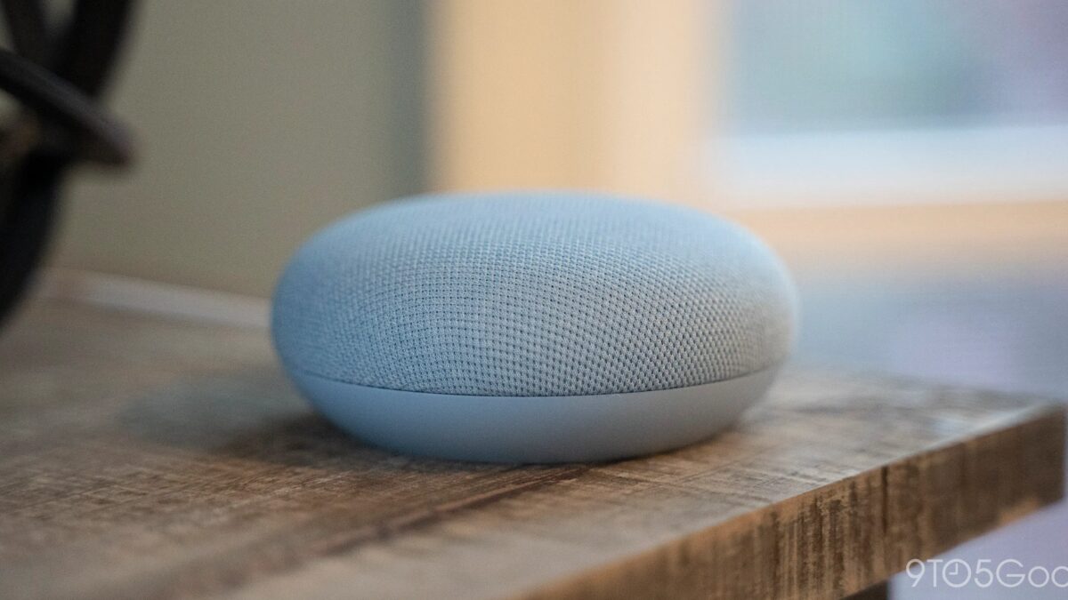 Умная колонка Google Home на деревянной поверхности