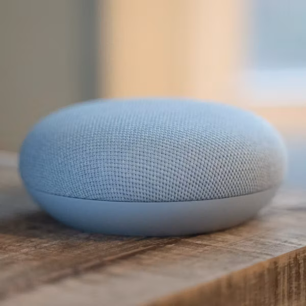 Умная колонка Google Home на деревянной поверхности