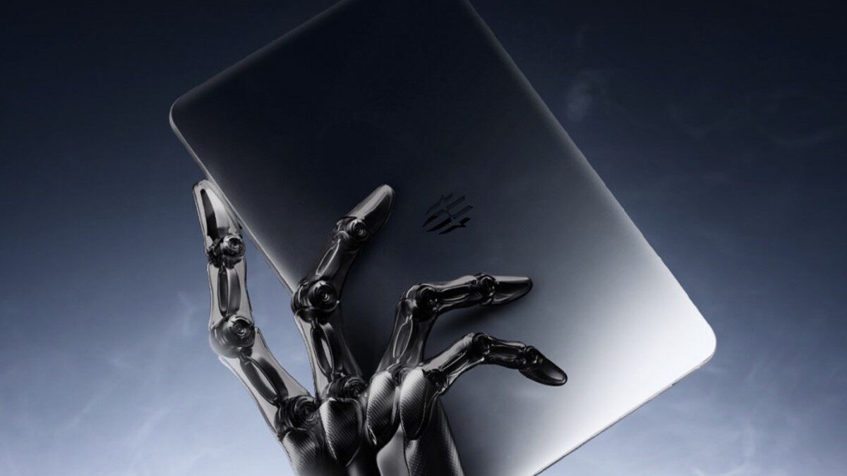 Ручная робо-рука держит планшет RedMagic Gaming Tablet 5 Pro