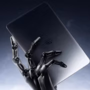 Ручная робо-рука держит планшет RedMagic Gaming Tablet 5 Pro