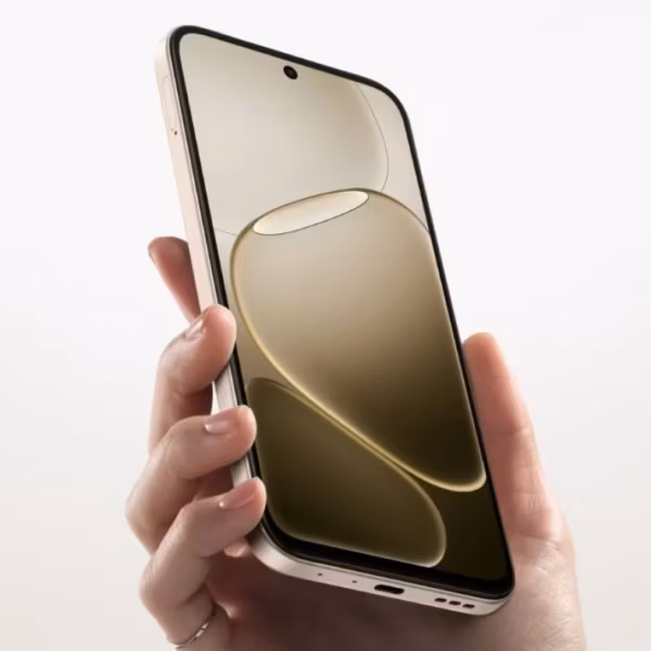 Рука держит смартфон Oppo A6k с большим экраном