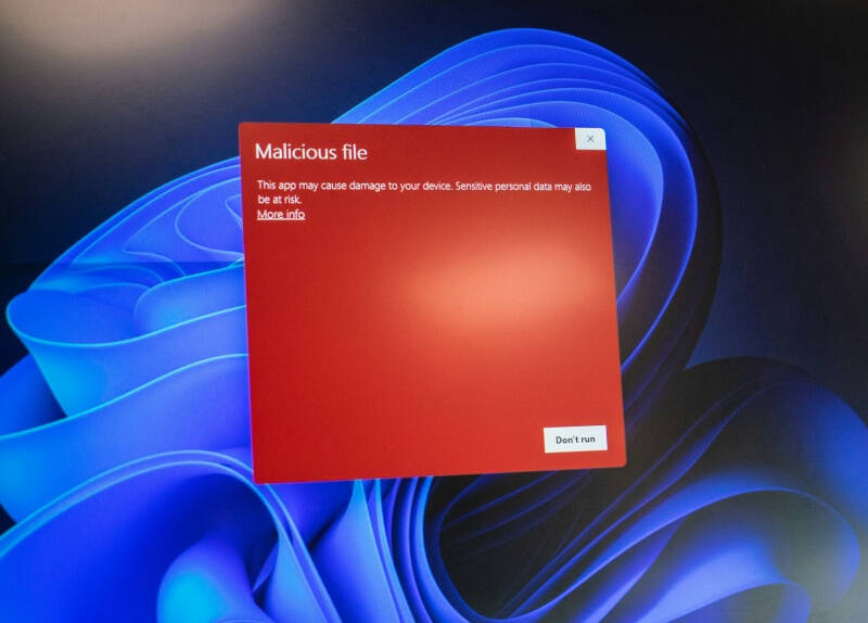 Окно с надписью Мошеннический файл Windows 11