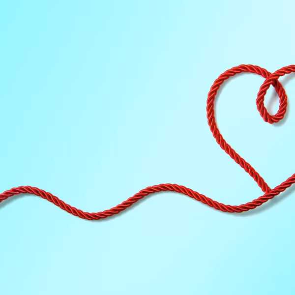 Красная нитка в виде сердца и волна на голубом фоне товар Sonder