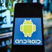 смартфон с логотипом Android и экраном