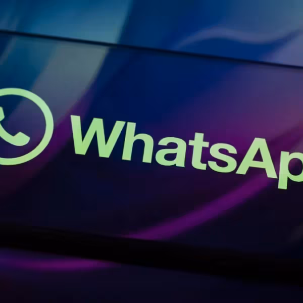 Логотип WhatsApp на смартфоне с тёмным фоном