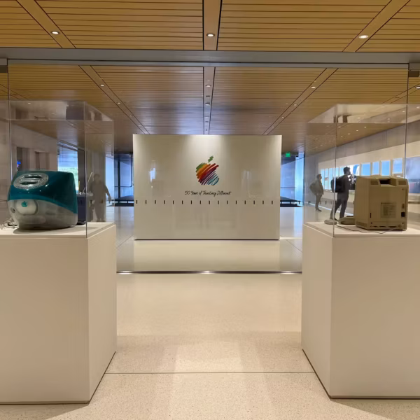 выставка Apple 50-летие в Apple Park дисплеи показывают исторические компьютеры