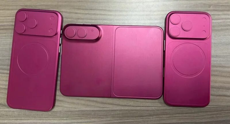 Два задних стекла iPhone Fold и экран в открытом виде