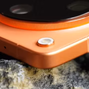 Крупный план корпуса Oppo Find X9 Ultra синий цвет