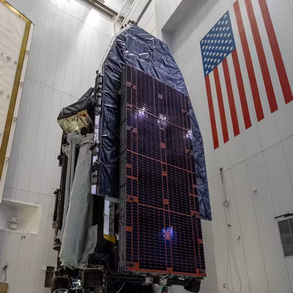 Космический аппарат Falcon Heavy с солнечными батареями Falcon Heavy