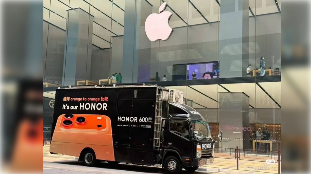 Реклама Honor 600 у Apple Store в Гонконге