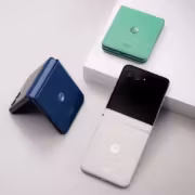 Три складных телефона Motorola Razr 70 и Razr 70 Ultra разных цветов