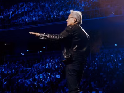 Мужчина в кожаной куртке на сцене Nvidia акции