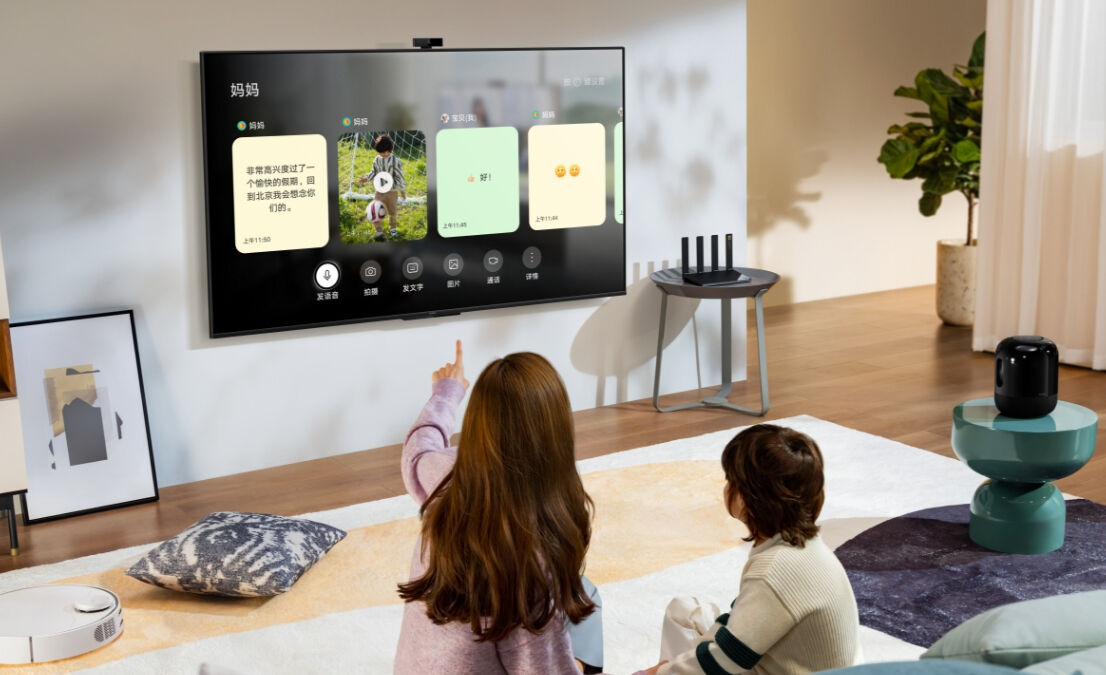 Две женщины смотрят Huawei Smart Screen 6 SE в гостиной