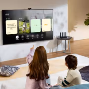 Две женщины смотрят Huawei Smart Screen 6 SE в гостиной