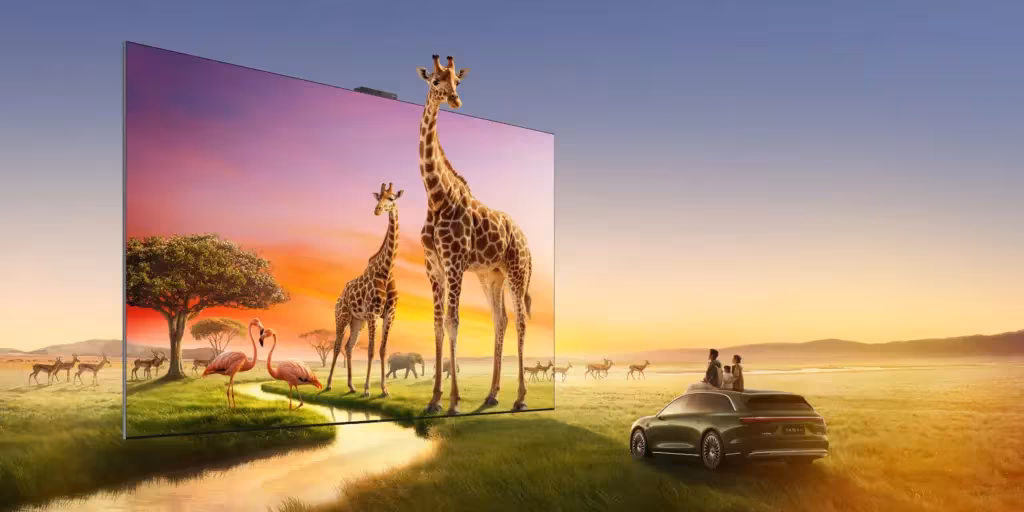 Гости у автомобиля смотрят на телевизор Huawei Vision Smart Screen S7 Pro с изображением жирафов и зебр на заднем плане
