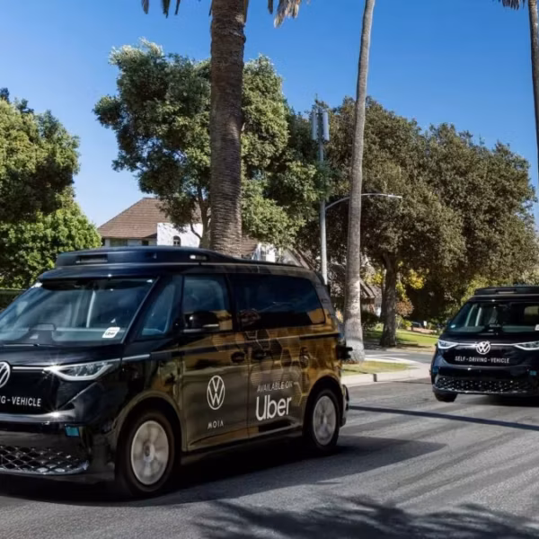 Две беспилотные Volkswagen ID Buzz в Лос-Анджелесе