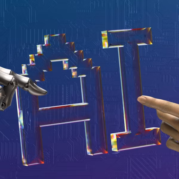 Робот рука и рука человека взаимодействуют с дигитальным 5G логотипом