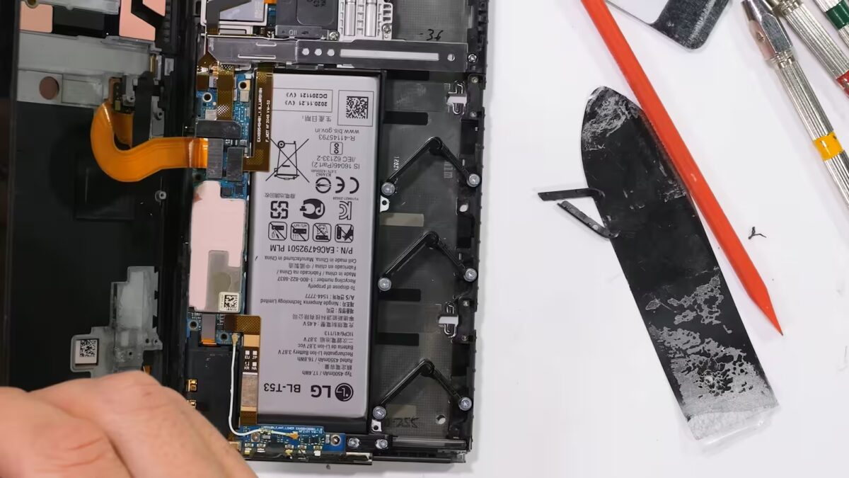 Разборка LG Rollable показала гусеничную ленту внутри экрана