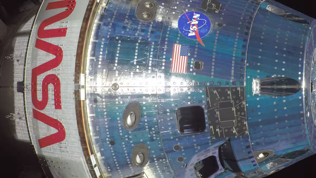 Космический аппарат NASA с логотипом NASA и Американским флагом