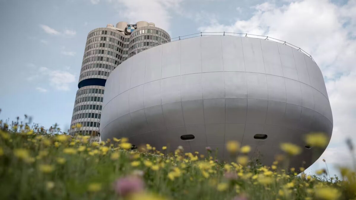 Современное здание BMW в Мюнхене с цветами перед ним