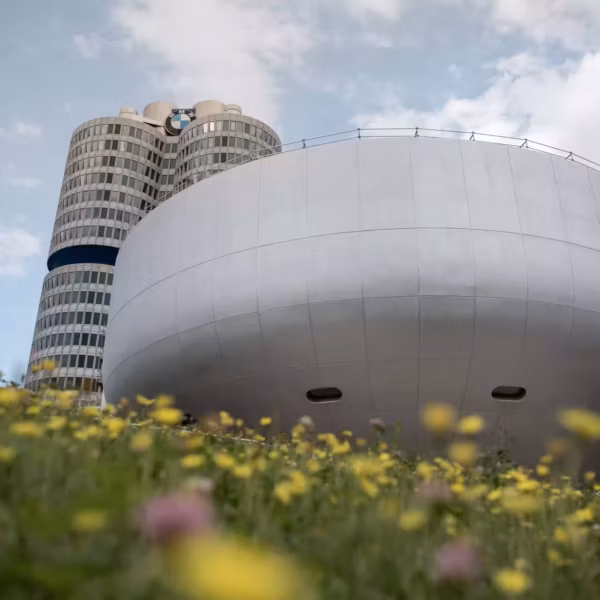 Современное здание BMW в Мюнхене с цветами перед ним