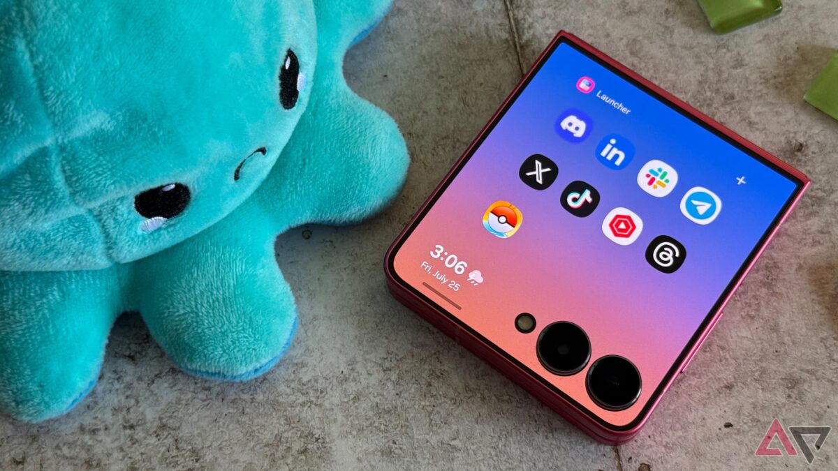 Складной телефон Galaxy Z Flip 8 и мягкая игрушка голубого цвета