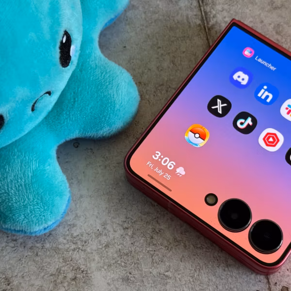Складной телефон Galaxy Z Flip 8 и мягкая игрушка голубого цвета