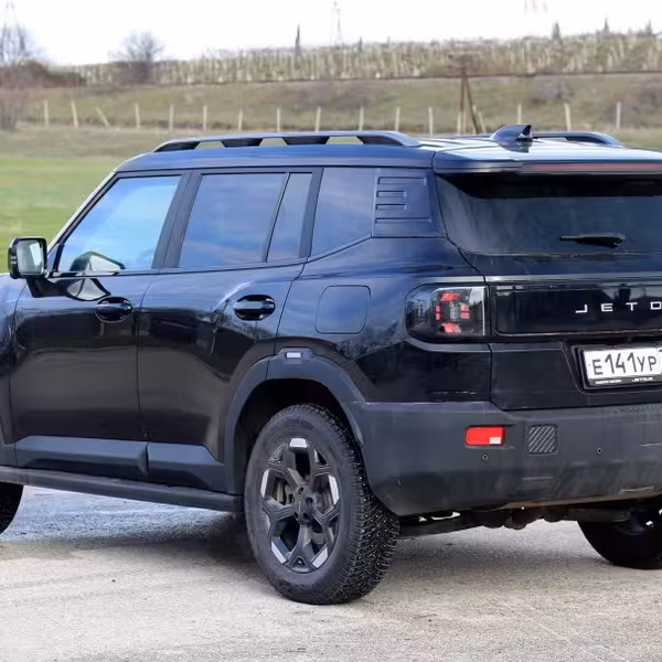 черный автомобиль Jetour T1 на дороге