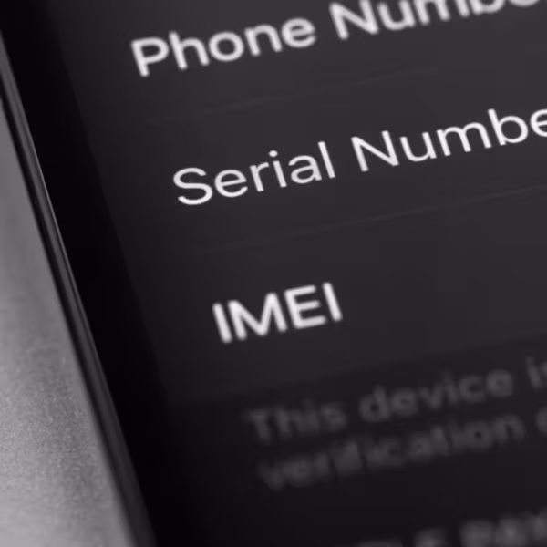Модель смартфона с экраном, показывающим серийный номер и IMEI