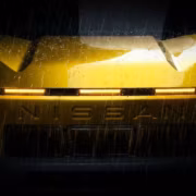 Жёлтая Nissan Xterra в дождь с фарами и решёткой радиатора