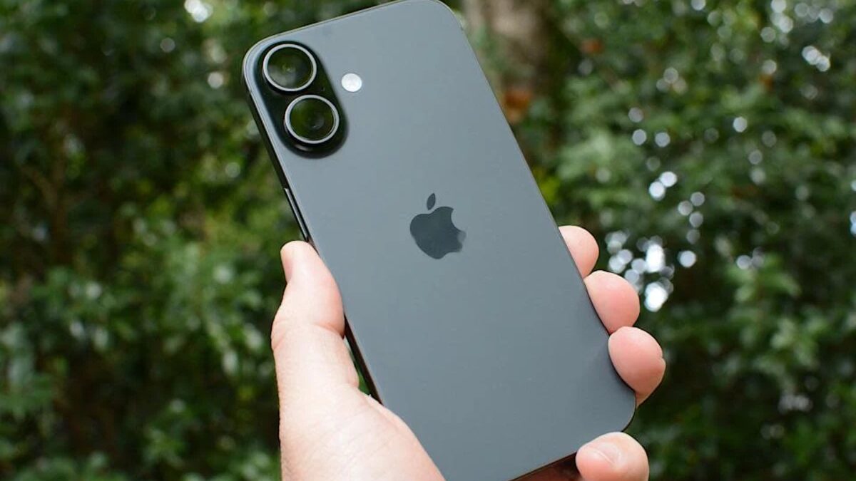 Задняя часть iPhone 13 с двумя камерами и логотипом Apple