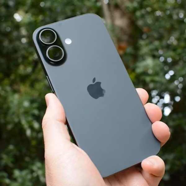 Задняя часть iPhone 13 с двумя камерами и логотипом Apple