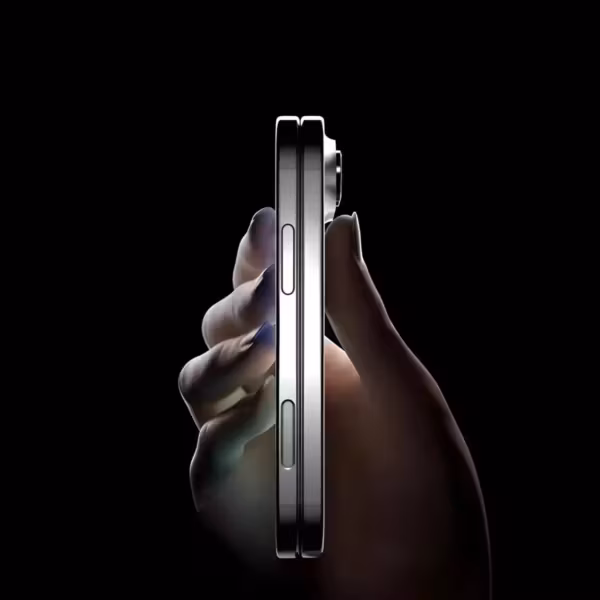 Hand holding iPhone с боковой кнопкой и камерой