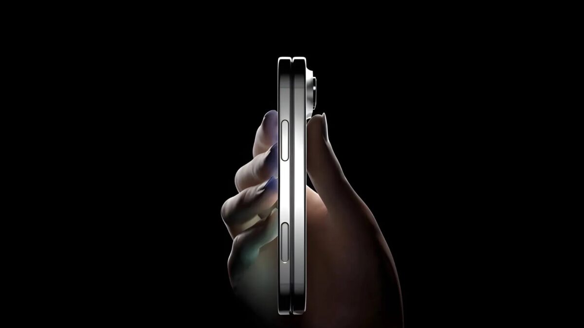 Рука держит iPhone Ultra
сзади вид на кнопку и грани