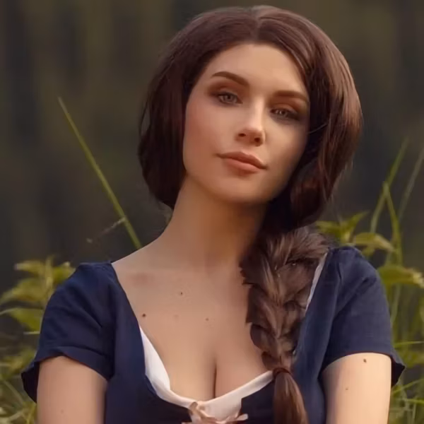 Девушка с длинной косой в синем наряде