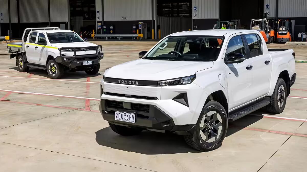 Белый электрический Toyota Hilux и маленький автокран