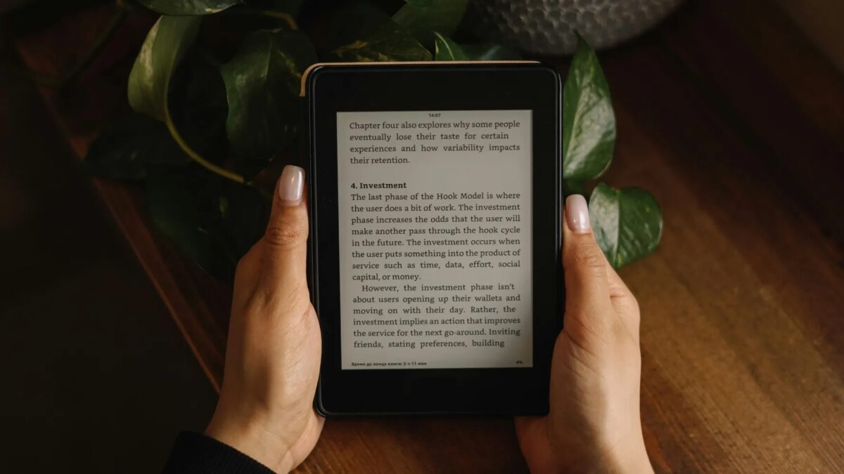 Amazon отключит 13 старых Kindle от Kindle Store 1 Электронная книга Kindle на руках человека