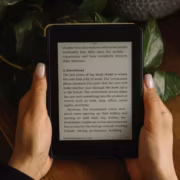 Электронная книга Kindle на руках человека