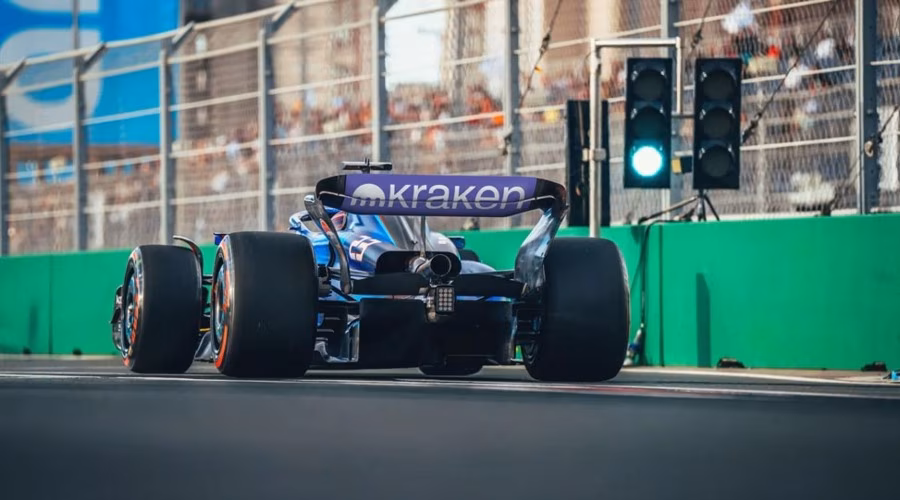 Формула 1 машина Kraken на трассе