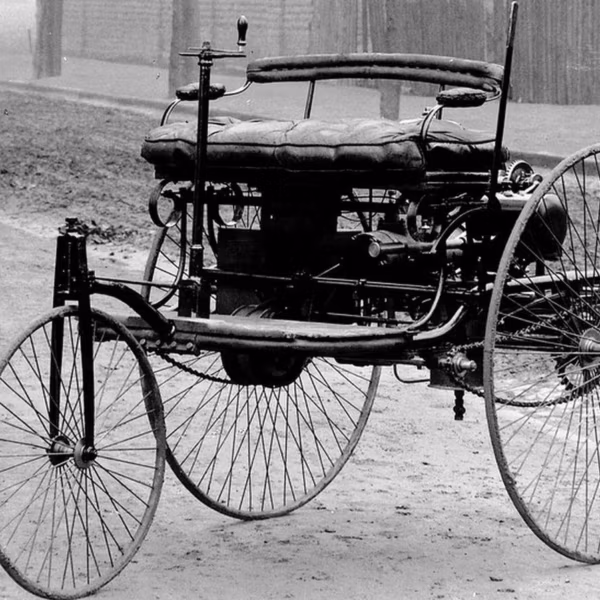 Древний трёхколёсный автомобиль с сиденьем и рулём