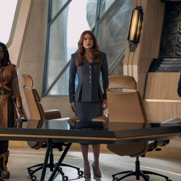 Три человека в офисном помещении из статьи "The Boys хочет обойти The Studio"