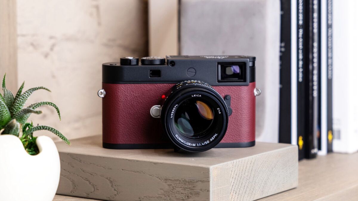 Камера Leica M11-P Chicago Edition на деревянной полке