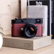 Камера Leica M11-P Chicago Edition на деревянной полке