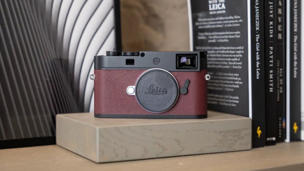 Лимитированная камера Leica M11-P Chicago Edition на полке