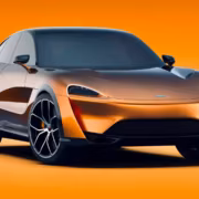 Красный спортивный автомобиль McLaren 2023 года на оранжевом фоне