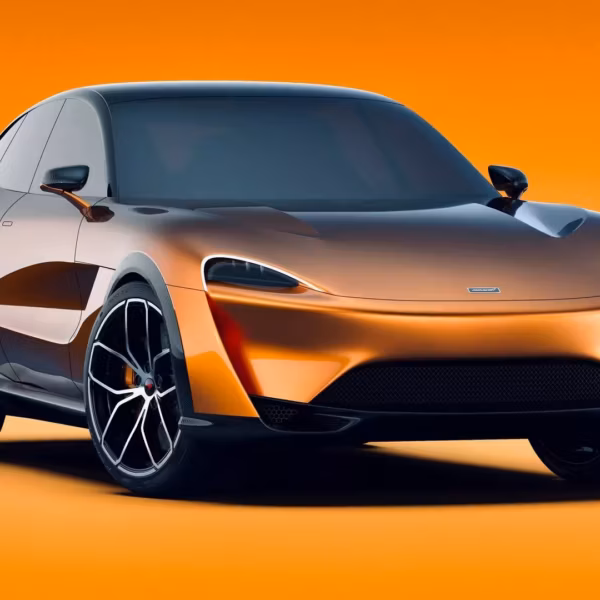 Красный спортивный автомобиль McLaren 2023 года на оранжевом фоне