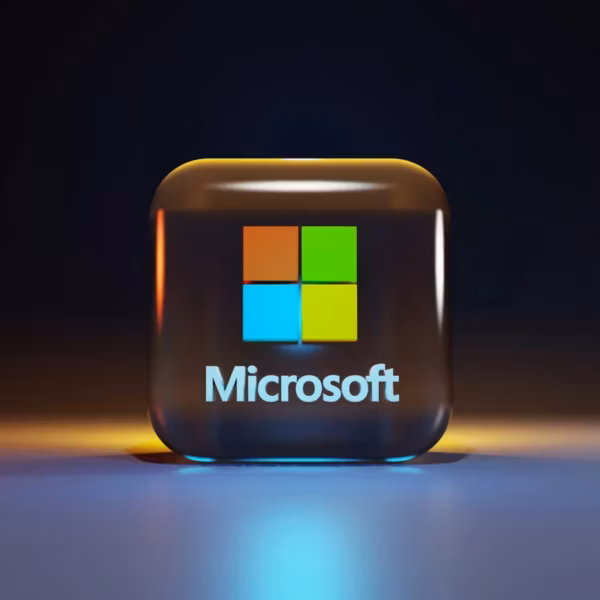 Логотип Microsoft на темной панели с подсветкой