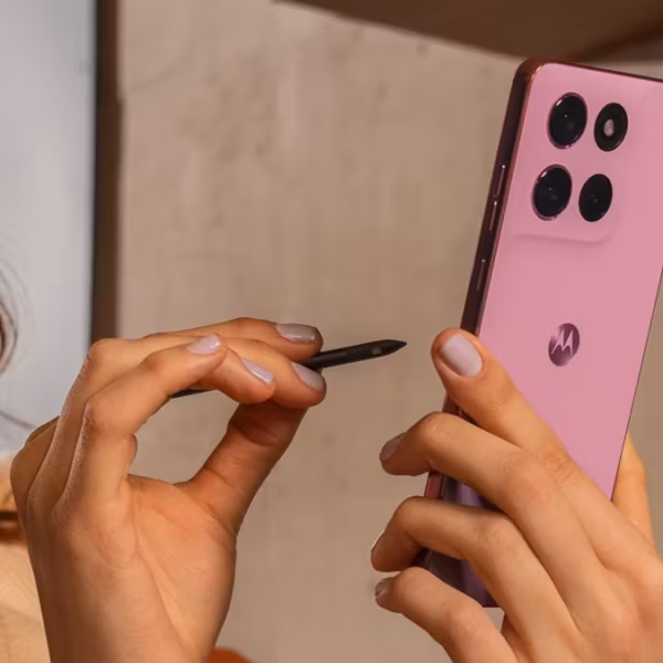 Женщина держит смартфон Motorola Moto G Stylus 2026 со стилусом